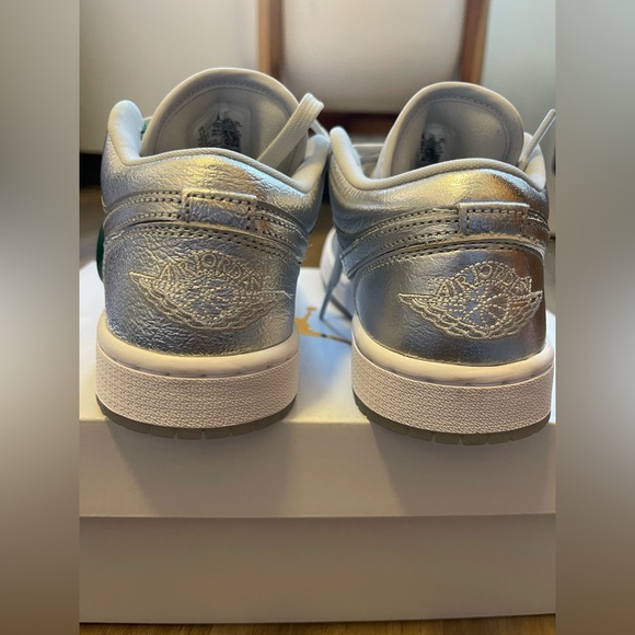 NWT Women’s Nike Jordan Air 1 Low SE Sneakers Metallic Silver/Photon Dust - Picture 7 of 11